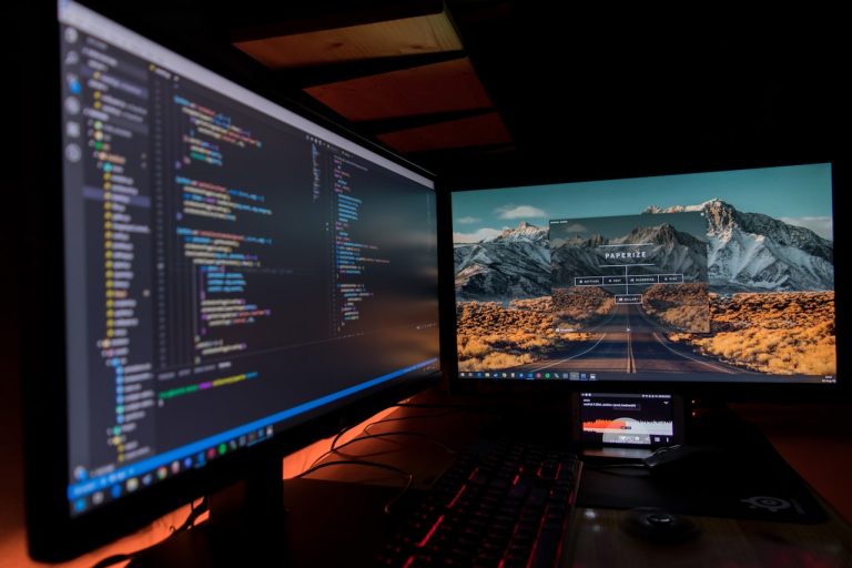 Zwei Monitore auf deinen Code und eine Grafik zu sehen sind