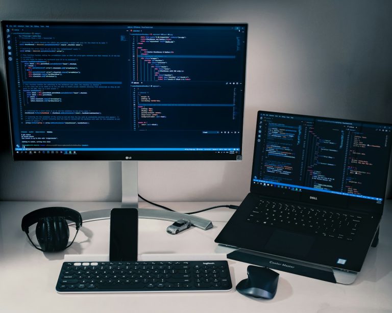Ein Arbeitsplatz mit Notebook und Monitor