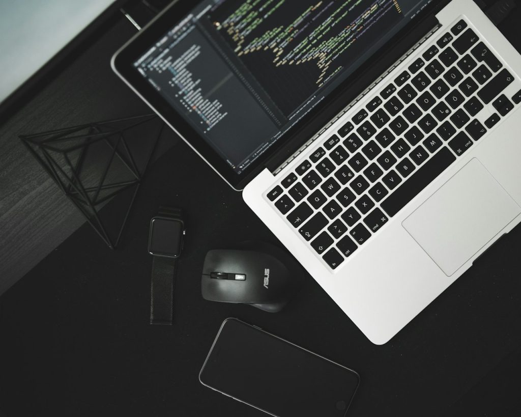 Ein Macbook am Arbeitsplatz in der Draufsicht
