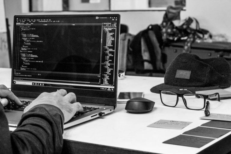 Ein Schwarz Weis Bild eines Arbeitsplatzes bei CloudShield IT-Solutions