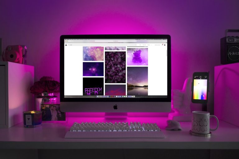 Ein Arbeitsplatz mit pinkem Hintergrund