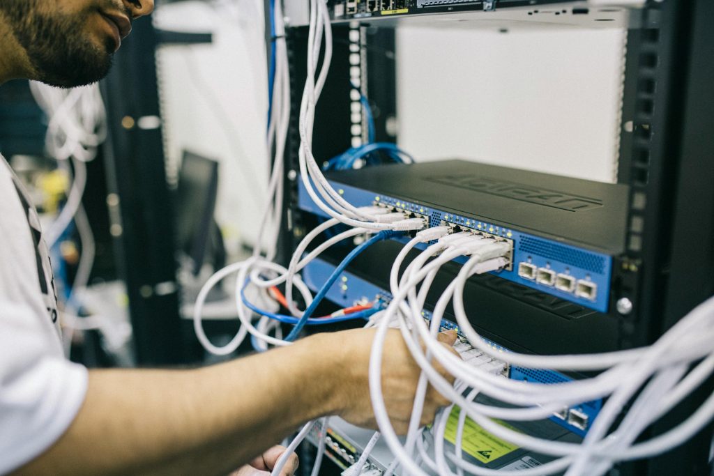 Am Serverschrank werden Kabel in Switches gesteckt