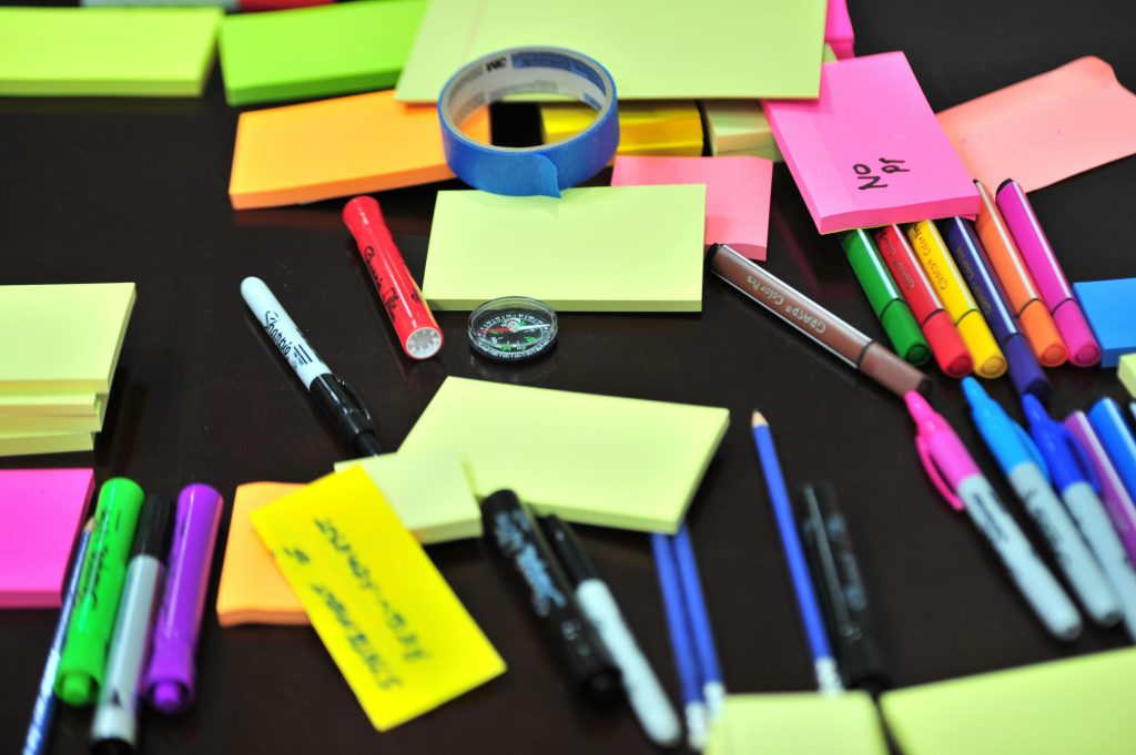 Post Its und Texmarker auf dem Tisch verteilt